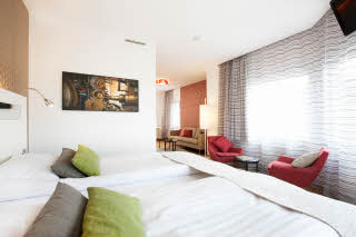 Photo by: Paul Bjorkman, Kyrkogatan, 20 411 15 Goteborg, 0722- 50 33 91, paul@paulbjorkman.se Scandic Plaza, Boras, superior room
